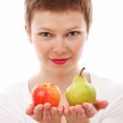 Mujer con manzana y pera
