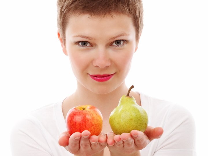 Mujer con manzana y pera